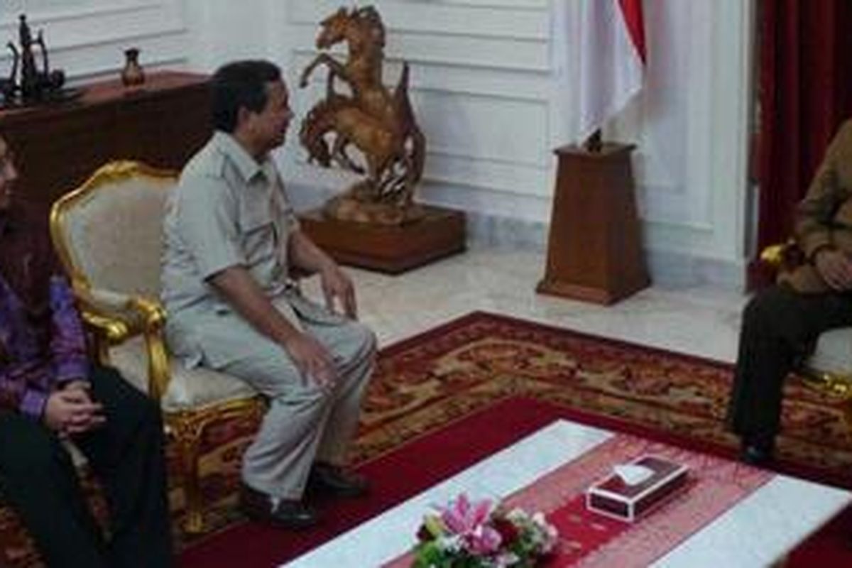 Presiden Susilo Bambang Yudhoyono menerima Ketua Dewan Pembina Partai Gerindra Prabowo Subianto (tengah berkemeja putih) dan Wakil Ketua Umum DPP Gerindra Fadli Zon (kiri) di Kantor Presiden, Jakarta, Senin (11/3/2013).