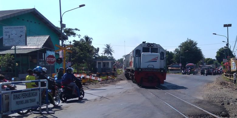 Perlintasan sebidang kereta api di jalan raya Sumpiuh, Kabupaten Banyumas, Jawa Tengah.