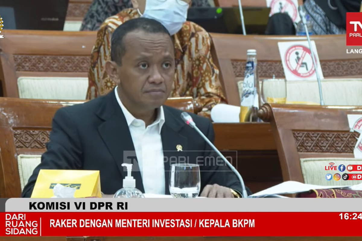 Menteri Investasi Bahlil Lahadalia mengikuti Rapat Kerja dengan Komisi VI DPR RI, di Jakarta, Rabu (14/12/2022).