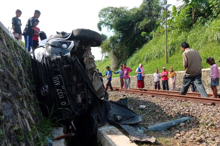 Kondisi minibus yang ringsek usai tertabrak kereta api di Kabupaten Cianjur, Jawa Barat, Rabu (29/6/2022).