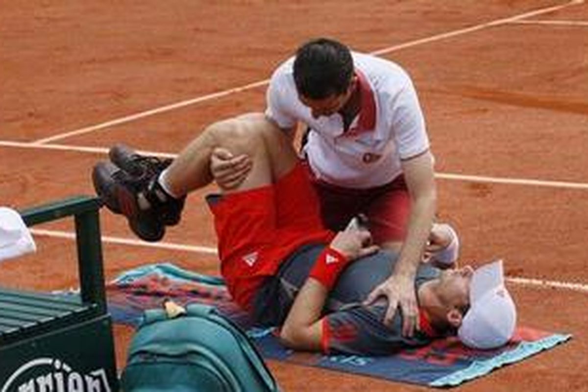 Petenis Inggris, Andy Murray, mendapat perawatan saat tampil di babak kedua Perancis Terbuka, Kamis (31/5/2012).