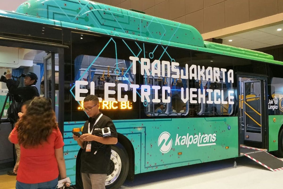 Bus listrik ramah lingkungan yang akan diuji coba PT Transjakarta. Foto diambil Kamis (21/3/2019)