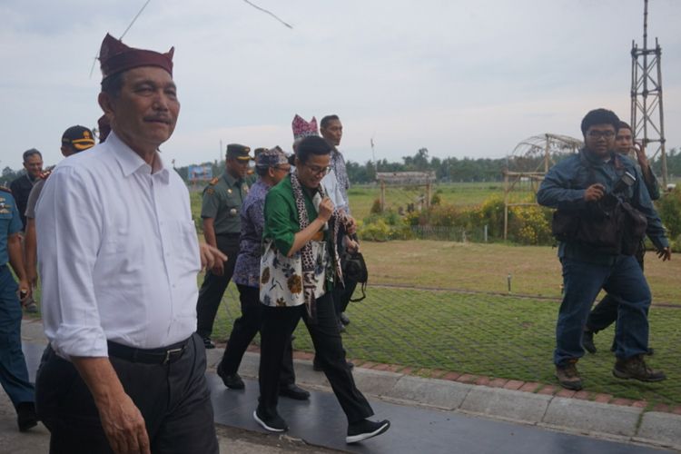 Menteri Koordinator Bidang Kemaritiman Jenderal TNI (Purn) Luhut Binsar Pandjaitan dan Menteri keuangan Sri Mulyani saat berkunjung di Banyuwangi Kamis (1/3/2018).