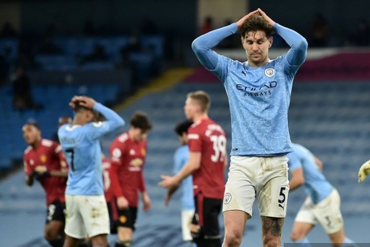 Ekspresi kecewa John Stones (tengah) pada laga pekan ke-28 Liga Inggris yang mempertemukan Man City vs Man United di Stadion Etihad, Minggu (7/3/2021). Terkini, City dan MU akan bertemu pada rangkaian pekan kesembilan Liga Inggris 2022-2023. Laga Man City vs Man United dalam jadwal Liga Inggris akan berlangsung di Stadion Etihad, Minggu (2/10/2022) malam pukul 20.00 WIB.