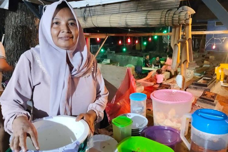 Pengalaman Unik, Menengok Suasana Kulineran di Area Kuburan di Karawang