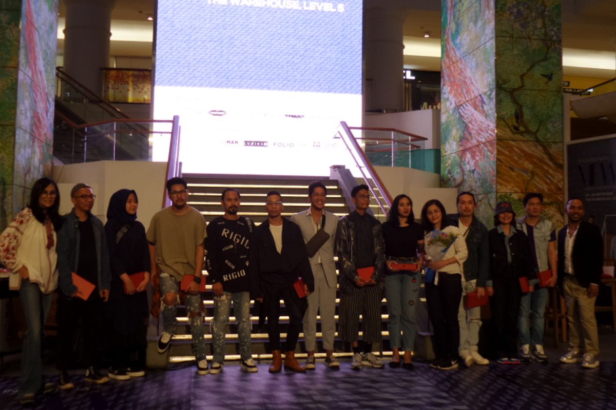 Sejumlah desainer dan label yang akan berpartisipasi dalam gelaran Plaza Indonesia Mens Fashion Week 2018 seusai menggelar konferensi pers, Rabu (19/9/2018).