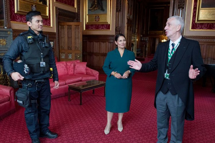 Suami Angie The Virgin Habibi Syaaf (kiri) bersama Menteri Dalam Negeri Priti Patel dan Ketua Parlemen Inggris Sir Lindsay Hoyle.