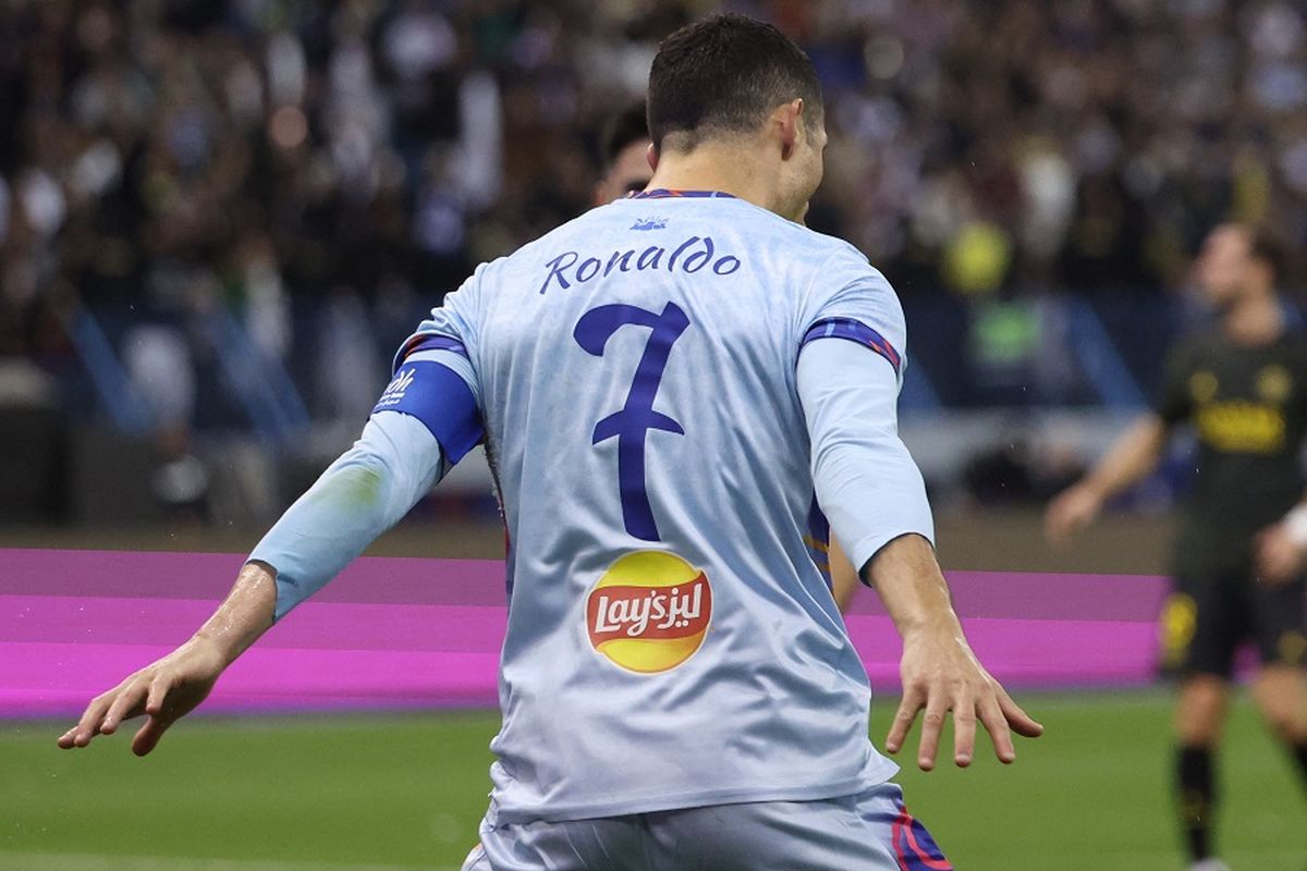Penyerang Riyadh All Star Cristiano Ronaldo berselebrasi setelah mencetak gol pertama dari titik penalti pada Piala Musim Riyadh antara Riyadh All-Stars vs PSG di Stadion King Fahd di Riyadh pada Kamis 19 Januari 2023. Terkini, Ronaldo berhasil mencetak gol debut dalam laga Al Fateh vs Al Nassr pada pekan ke-15 Liga Arab Saudi 2022-2023.