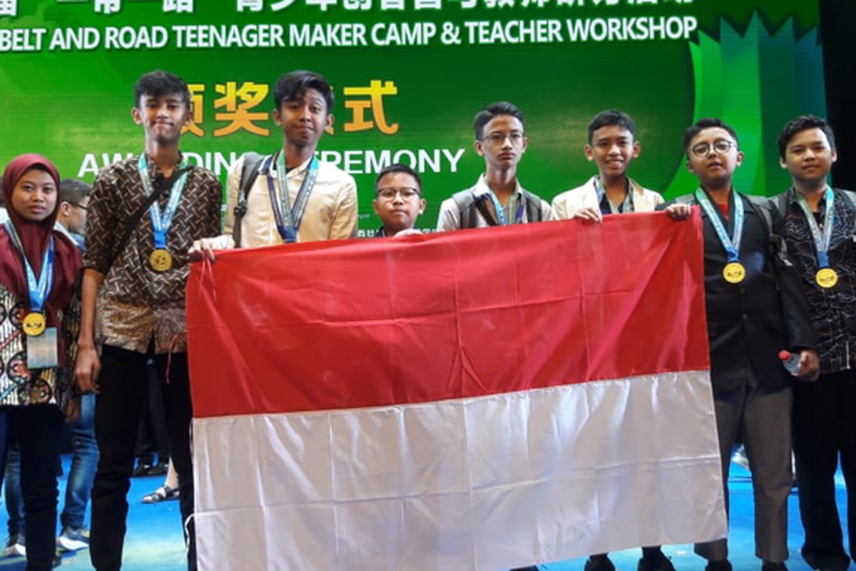 Siswa SMP Pribadi Bandung, Muhammad Dihya Aby Abdi Manaf meraih penghargaan Best Team Work for Intelligent Robotic dalam ajang The Third Belt and Road Teenager Maker Camp & Teacher Workshop, di Nanning of Guangxi Zhuang Autonomous Region, China (24-30/9/2019).