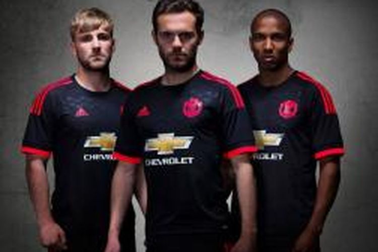 (Dari kiri ke kanan) Luke Shaw, Juan Mata, dan Ashley Young membintangi peluncuran kostum ketiga Manchester United untuk musim 2015-2016.