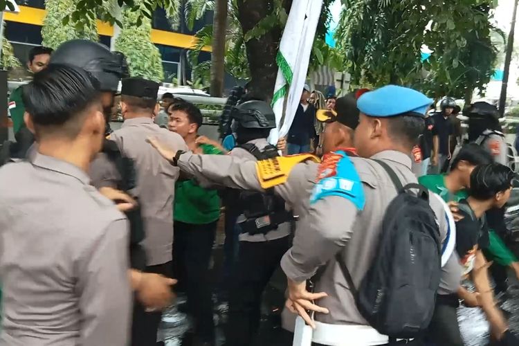 Aksi demo mahasiswa berakhir ricuh usai dibubarkan polisi didepan gedung PLN UID Sulselrabar, Jalan Letjen Hertasning, Kecamatan Panakkukang, Kota Makassar, Sulsel, Senin (4/12/2023).