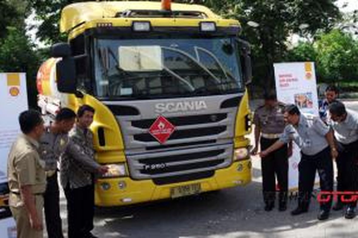 Shell Indonesia bersama otoristas meresmikan implementasi penggunaan daytime running light alias lampu siang pada seluruh truk operasional pengangkut bahan bakar minyak Shell, Rabu (17/12/2014).