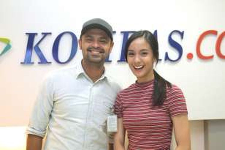 Mike Lucock (kiri) dan Nasya Marcella berkunjung ke kantor Redaksi Kompas.com, Jakarta, Rabu (2/3/2016). Mereka tengah mempromosikan film baru bergenre drama komedi, Abdullah dan Takeshi.