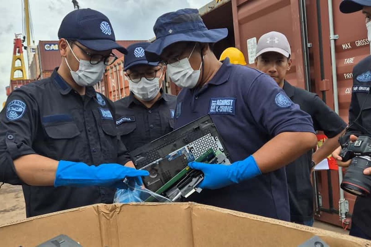 Petugas menemukan kontainer berisi limbah B3 asal Amerika Serikat. 