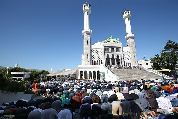 Umat Muslim Korea tengah beribadah di Masjid Pusat Seoul yang dibangun pada 1976 di Itaewon, Seoul, Korea Selatan. 