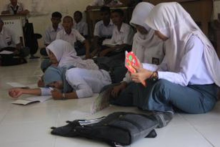 Kelebihan siswa karena menerima siswa titpan pejabat membuat SMU N 1 Nusa kekurangan ruang belajar. 44 siswa kelas 10 G terpaksa belajar melantai di gudang.