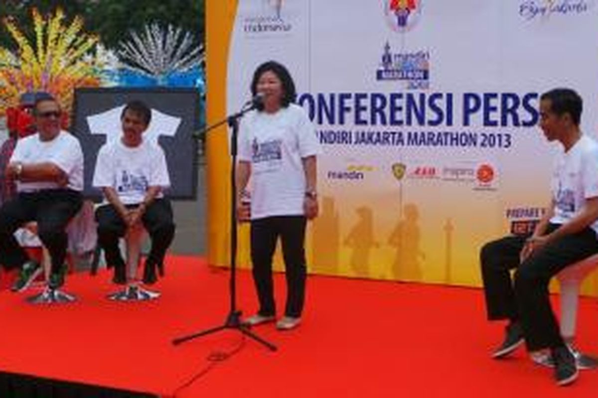 Gubernur DKI Joko Widodo (kanan), Menteri Parekraf Marie Elka Pangestu (tengah), Menpora Roy Suryo dan Wakil Menteri Parekraf (kiri) mengadakan konferensi pers Jakarta Marathon di Monas.