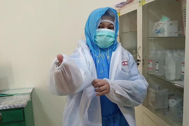 Nining (45), salah seorang perawat khusus covid-19 RSUD Soekardjo Tasikmalaya sedang memakai hazmat saat hendak merawat pasien corona di ruang isolasi, Rabu (22/4/2020).