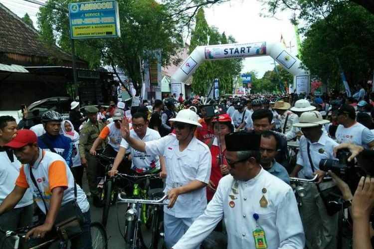 Menpora Imam Nahrawi saat etape terakhir Gowes Pesona Nusantara (GPN) di Sragen, Minggu (19/11/2017)