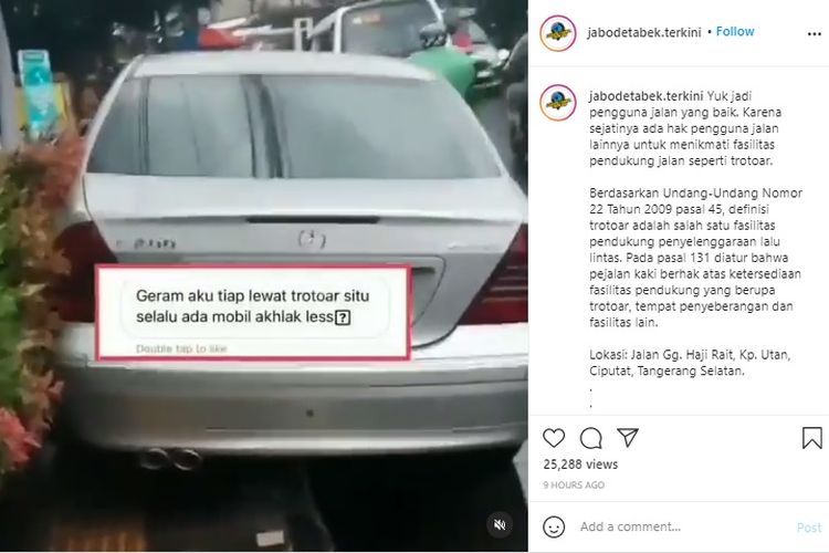 Mobil mewah parkir sembarangan di trotoar