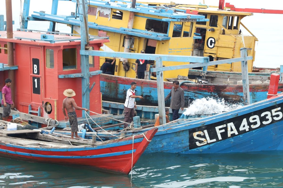 Setelah melakukan penenggelaman 13 (tiga belas) kapal perikanan asing (KIA) berbendera Vietnam di perairan Tanjung Datuk, Kalimantan Barat, pada Sabtu (4/5/2019), kini giliran 13 (tiga belas) KIA ilegal kembali dimusnahkan di 3 (tiga) lokasi yang berbeda, yaitu Natuna Kepulauan Riau, Belawan Sumatera Utara, dan Pontianak Kalimantan Barat pada Sabtu (11/5/2019).