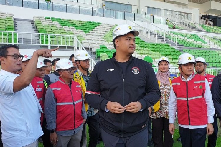 Menteri Pemuda dan Olahraga (Menpora) Dito Ariotedjo mengunjungi Stadion Utama yang berada di kawasan Sport Center Sumatera Utara (Sumut), di Desa Sena, Kabupaten Deli Serdang pada Jumat (13/9/2024). 