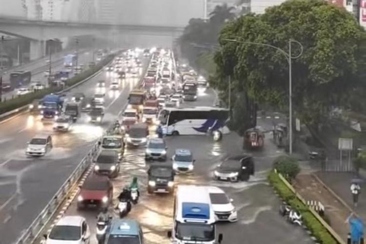 Jalan Gatot Subroto depan Gedung Kementerian Tenaga Kerja, Jakarta Selatan sempat banjir imbas hujan deras, Rabu (29/10/2025) sore.