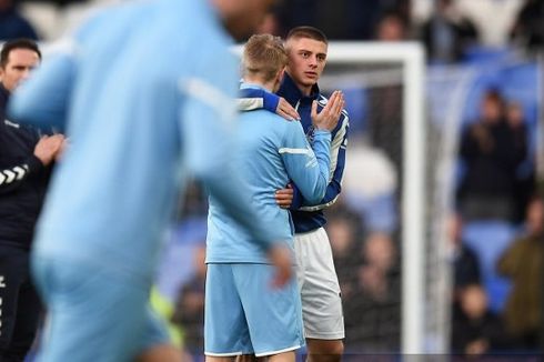 Duo Ukraina Zinchenko-Mykolenko Berbagi Pelukan Haru di Goodison Park