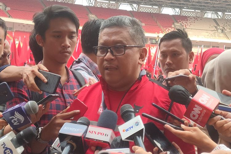 Sekretaris Jenderal PDI-P Hasto Kristiyanto dalam konferensi pers usai meninjau gladi bersih persiapan puncak perayaan Bulan Bung Karno di Stadion Utama Gelora Bung Karno, Jakarta, Jumat (23/6/2023) sore.