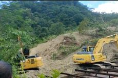 14 Alat Berat Dikerahkan Bersihkan Material Longsor di Jalan Trans-Timor