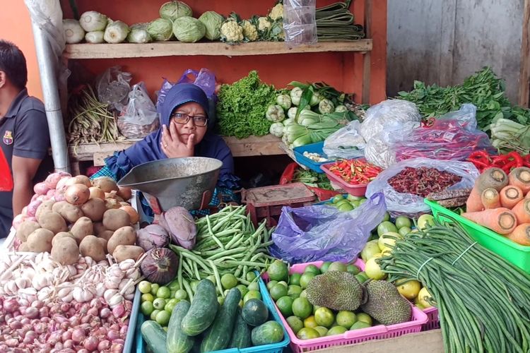 Nurlaila (47), salah satu pedagang sayur di Pasar Relokasi Kota Batu, Jawa Timur pada Senin (4/7/2022).