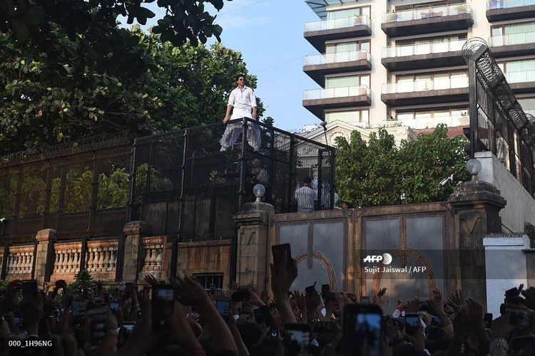 Penggemar berduyun-duyun mendatangi kediaman aktor Shah Rukh Khan di Mumbai, India, Rabu (5/6/2019), untuk mengucapkan selamat hari raya Idul Fitri. Kegiatan ini sudah menjadi tradisi penggemar Khan. Biasanya Khan menyapa mereka dari balkon rumahnya.