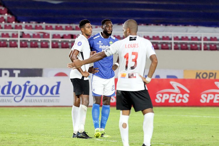 Pemain asing Persib Bandung Geoffrey Castillion dijaga ketat pemain Persipura Jayapura pada pertandingan pekan 10 Liga 1 2021 yang berakhir dengan skor 3-1 di Stadion Monahan Solo, Sabtu (30/10/2021) malam.