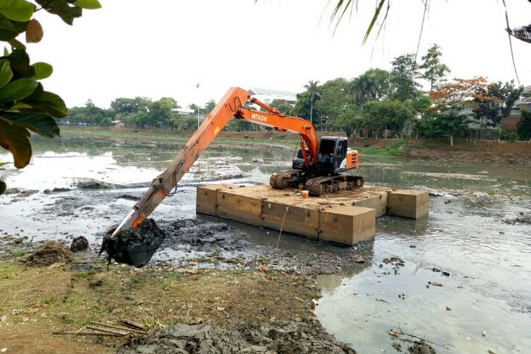 Situ Parigi, Kecamatan Pondok Aren yang mengalami sedimentasinya lumpur yang tinggi dilakukan normalisasi dengan cara pengerukan.