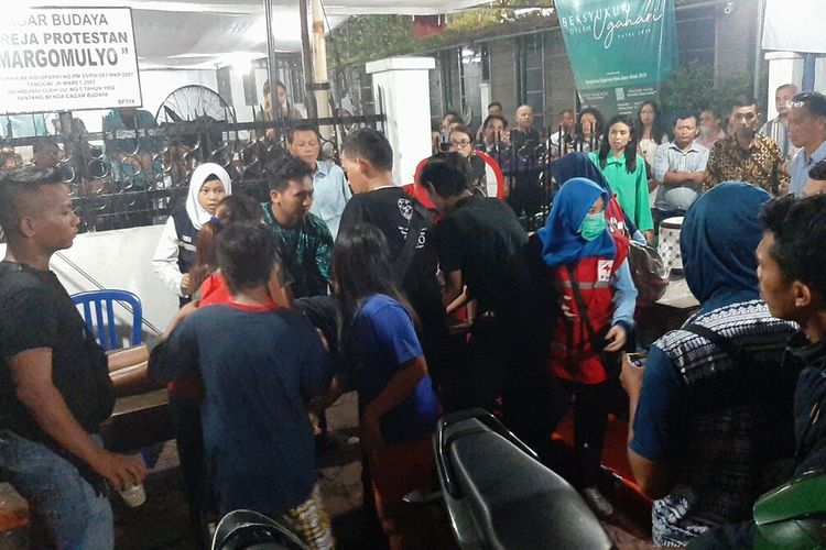 Petugas Medis memberikan Pertolongan Kepada Korban Terkena Kembang Api di Yogyakarta Selasa (31/12/2019)
