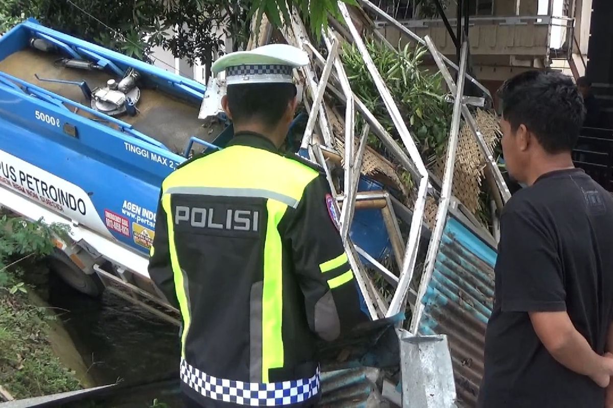 Sebuah mobil tangki BBM milik sebuah perusahaan mengalami kecelakaan tunggal di Jalan Poros Mamasa - Polewali Mandar, Sulawesi Barat, pada Rabu (11/12/2024) pagi.