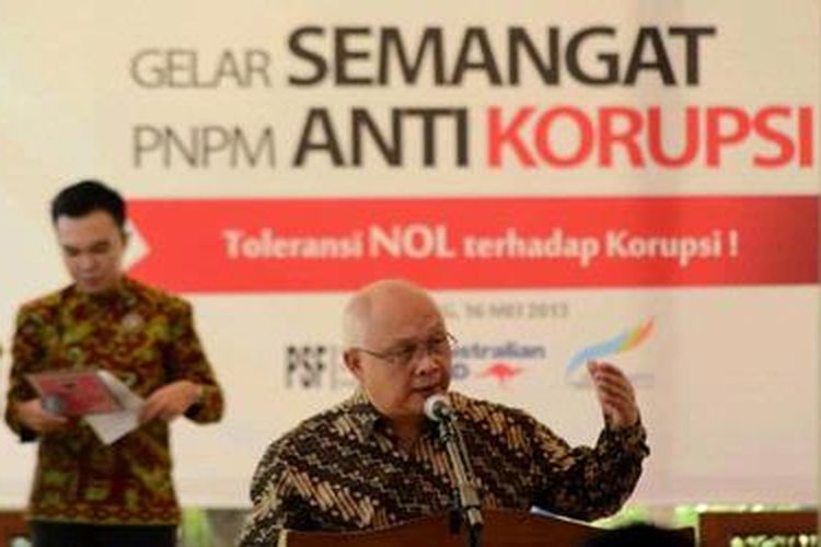 Ketua Pokja Pengendali PNPM dan juga Deputi Menko Kesra, Sujana Royat, berpidato mengenai gerakan nol-korupsi dalam pelaksanaan program PNPM Mandiri, Kamis (16/5/2013) di Lampung.

