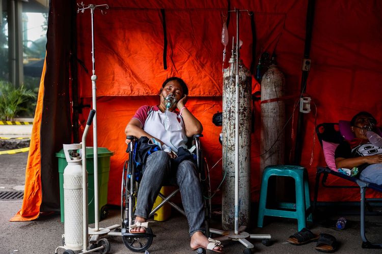 Pasien menempati tenda darurat di depan instalasi gawat darurat (IGD) Rumah Sakit Umum Daerah (RSUD) Chasbullah Abdulmadjid, Kota Bekasi, Jawa Barat, Jumat (25/6/2021). Tenda darurat berfungsi sebagai ruang triase untuk mengetahui pasien terindikasi Covid-19 atau tidak. Saat ini ada 368 pasien Covid-19 yang dirawat di RSUD Kota Bekasi ini.