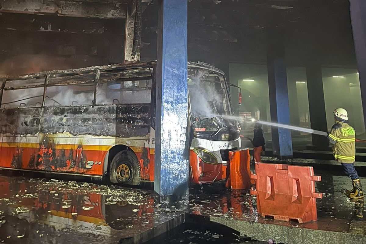 Proses pemadaman kebakaran bus Rela Jalur Solo-Purwodadi terbakar di Terminal Tirtonadi Solo, pada Senin (11/2/2024).