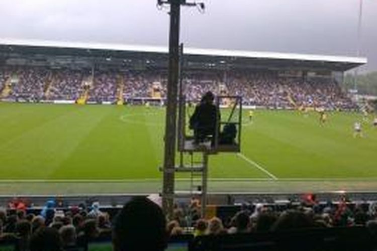 Foto yang diambil salah satu fans Fulham di Tribun Johnny Haynes Stadion Craven Cottage, London. Terlihat, pandangan para fans terhalang seorang kameramen televisi pada laga Fulham kontrak Arsenal, Sabtu (24/8/2013).