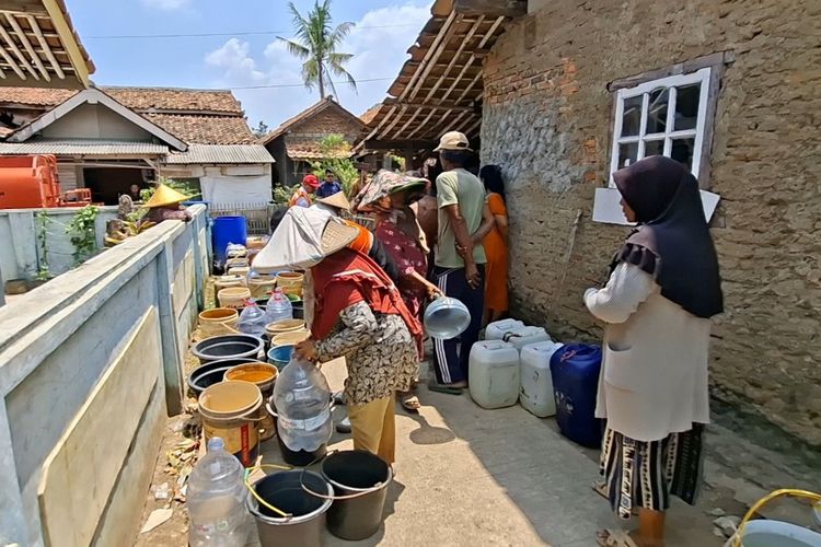 5 Bulan Dilanda Kekeringan, Warga Karawang Harus Jalan 1 Km Ambil Air dari Mata Air