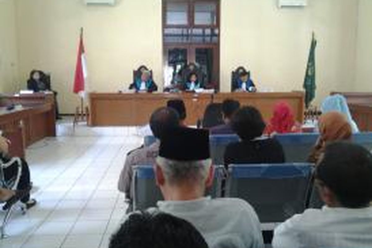 Puluhan guru menghadiri sidang gugatan seleksi terbuka kepala sekolah di Pengadilan Tata Usaha Negara Jakarta, Pulo Gebang, Jakarta Timur, Rabu (13/8/2014).