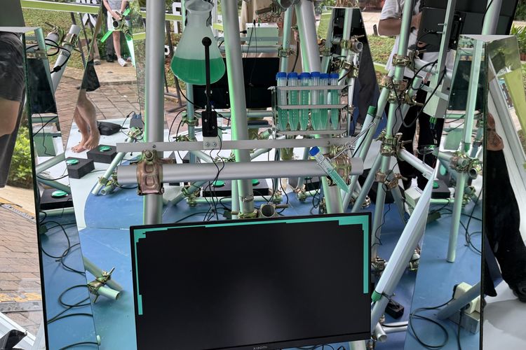 Instalasi yang menggabungkan sepatu dengan musik di ASICS GEL-NYC 2.0 Pop Up Experience.
