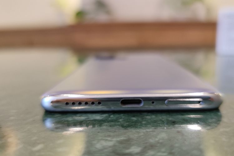 Bagian bawah Xiaomi 11T dihiasi oleh port charging USB Type-C, slot microSD dan lubang speaker.