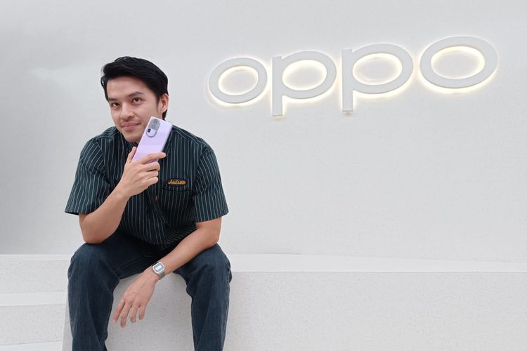 Aktor Morgan Oey di peluncuran Oppo Reno 10 Series di Oppo Gallery, Mall Gandaria City, Jakarta Selatan, Selasa (8/8/2023).