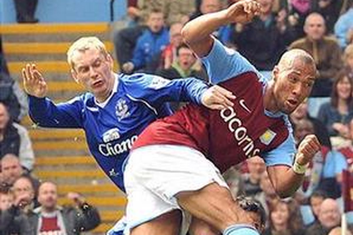 Striker Aston Villa, John Carew (kanan), berebut bola dengan pemain Everton, Phil Jagielka, dalam duel Liga Inggris yang berakhir dengan 3-3.