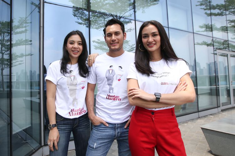 Aktris Oxcerila Paryana (kiri), aktor Arifin Putra (tengah) dan akrtis Atiqah Hasiholan saat promo film Mantan Manten di Kantor Redaksi Kompas.com di Menara Kompas, Jakarta, Rabu (3/4/2019). Mantan Manten dijadwalkan tayang di seluruh bioskop Indonesia pada 4 April 2019 mendatang.