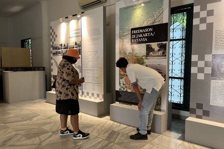 Pameran Jejak Memori “Hikayat Tarekat Mason Bebas di Indonesia”, di Museum Taman Prasasti Jakarta, Rabu (1/11/2023).