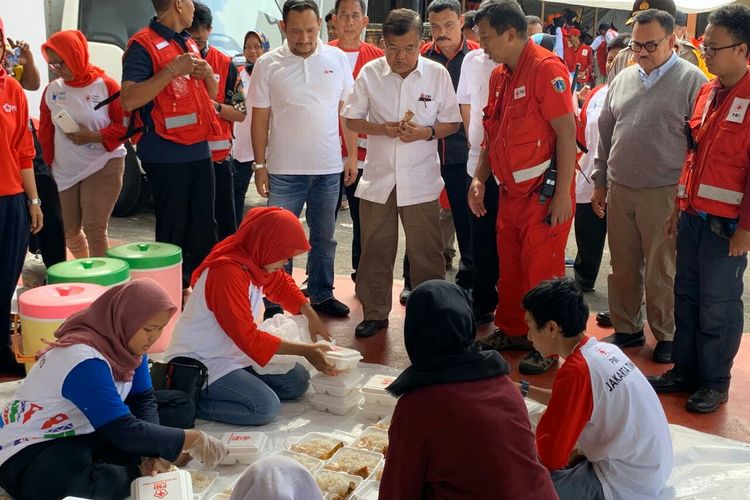 Ketum PMI Jusuf Kalla tinjau dapur umum di Klender, Jakarta Timur, Kamis (2/1/2020)