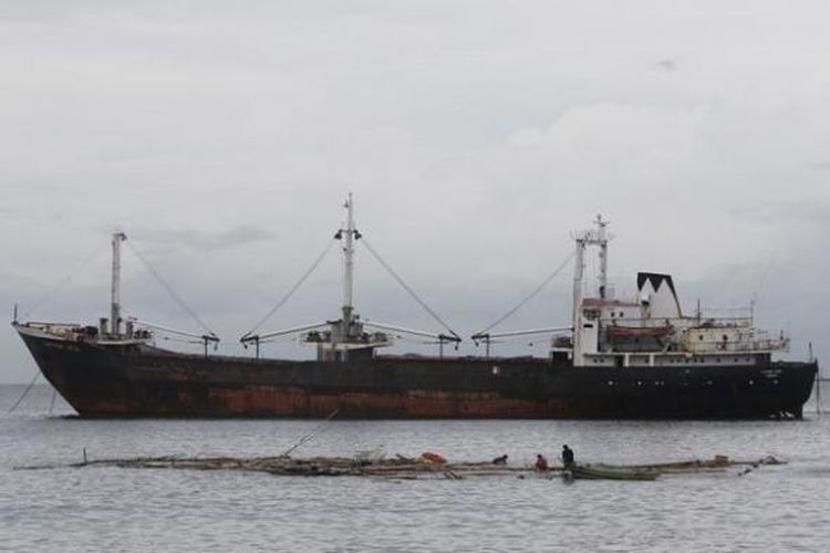 Salah satu kapal penangkap ikan Eropa. Greenpeace mengecam penangkapan ikan secara besar-besaran oleh kapal-kapal Eropa.